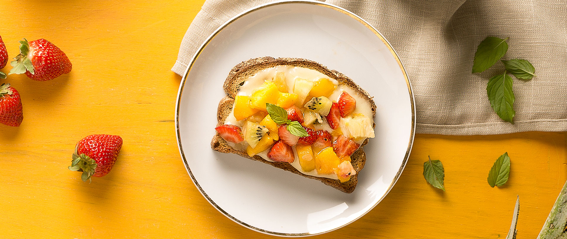 Tostada com creme de baunilha e tartar de frutas