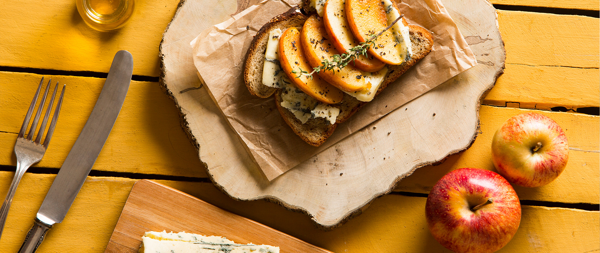 Bruschetta de maçã caramelada com gorgonzola