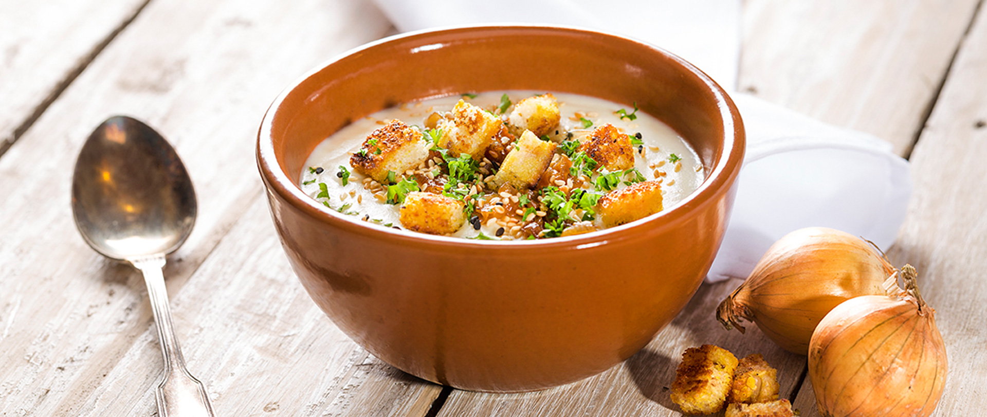 Sopa de couve flor, cebola caramelada e croutons