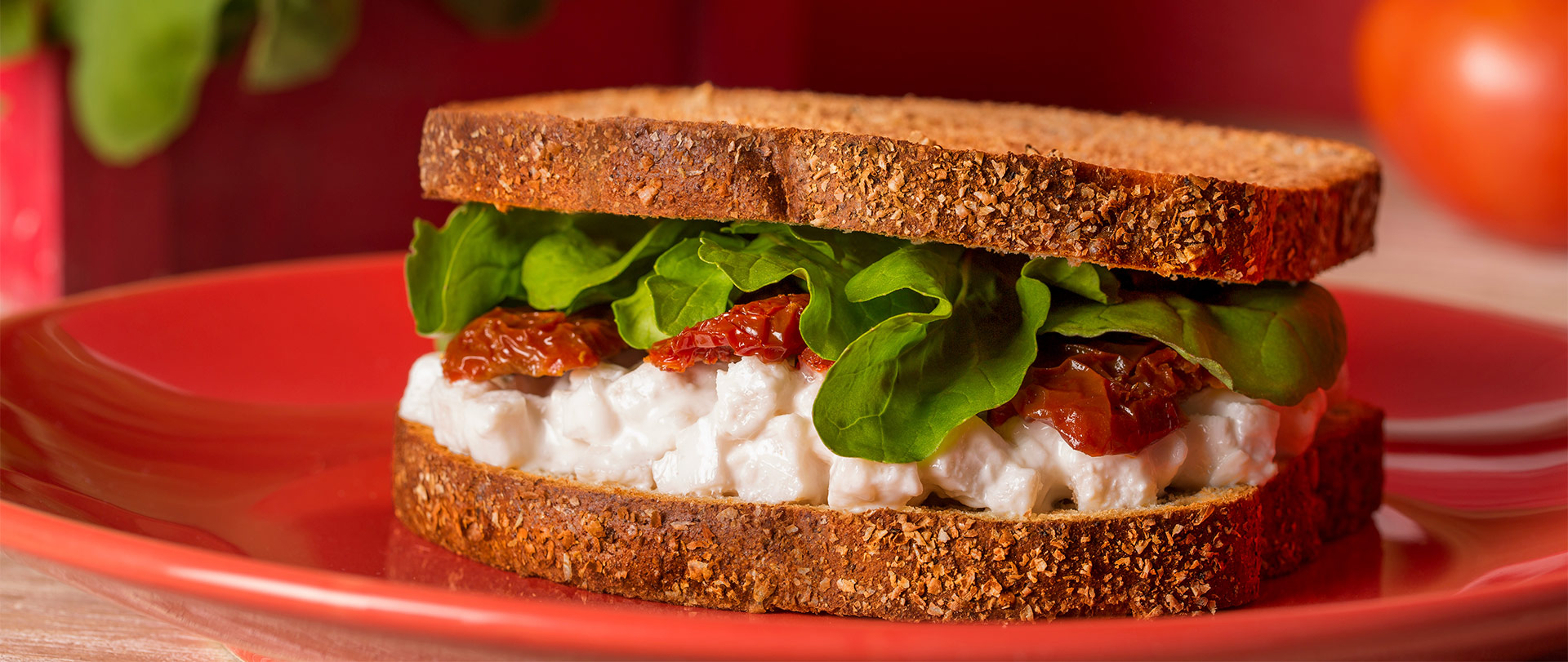 Sanduíche de palmito, rúcula e tomate seco