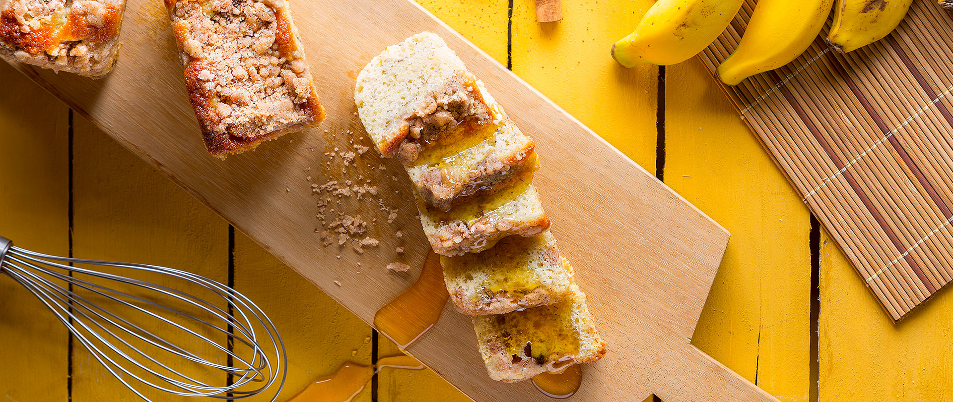 Cuca de banana com farofinha de pão