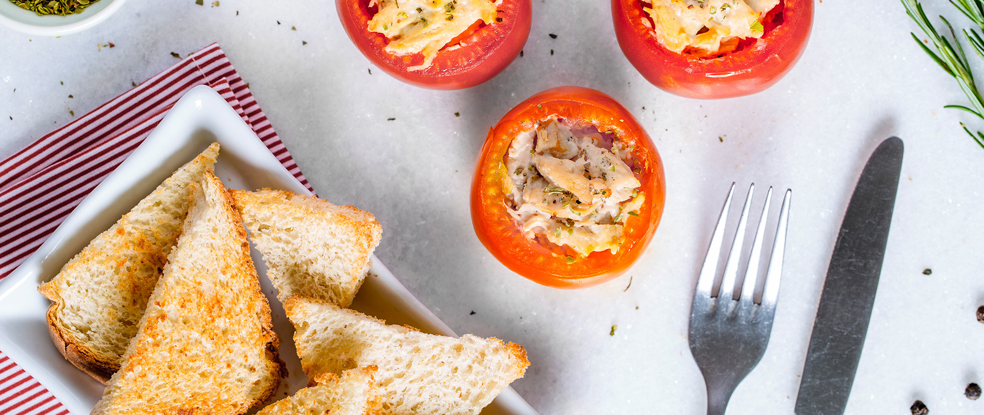 Tomate recheado com triângulos picantes