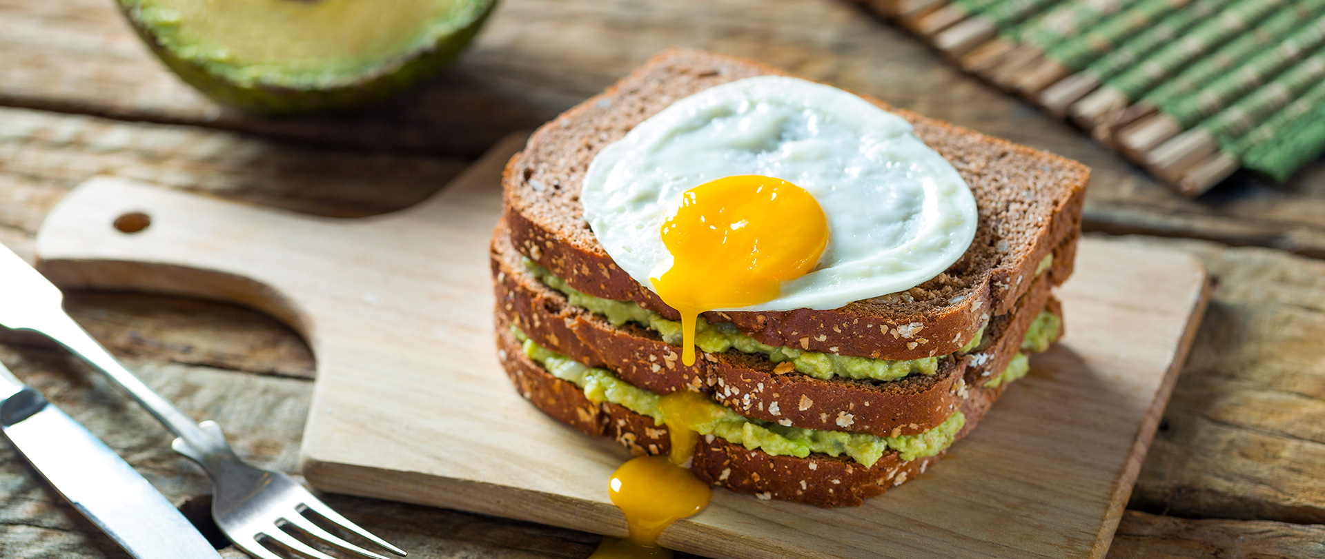 Guaca toast com ovo na chapa