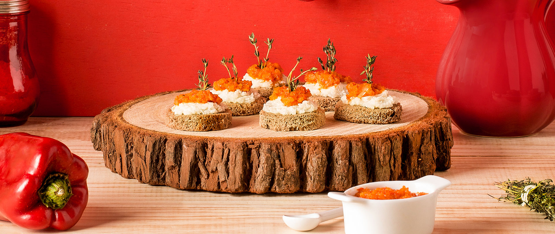 Canapé de palmito com pesto de pimentão vermelho