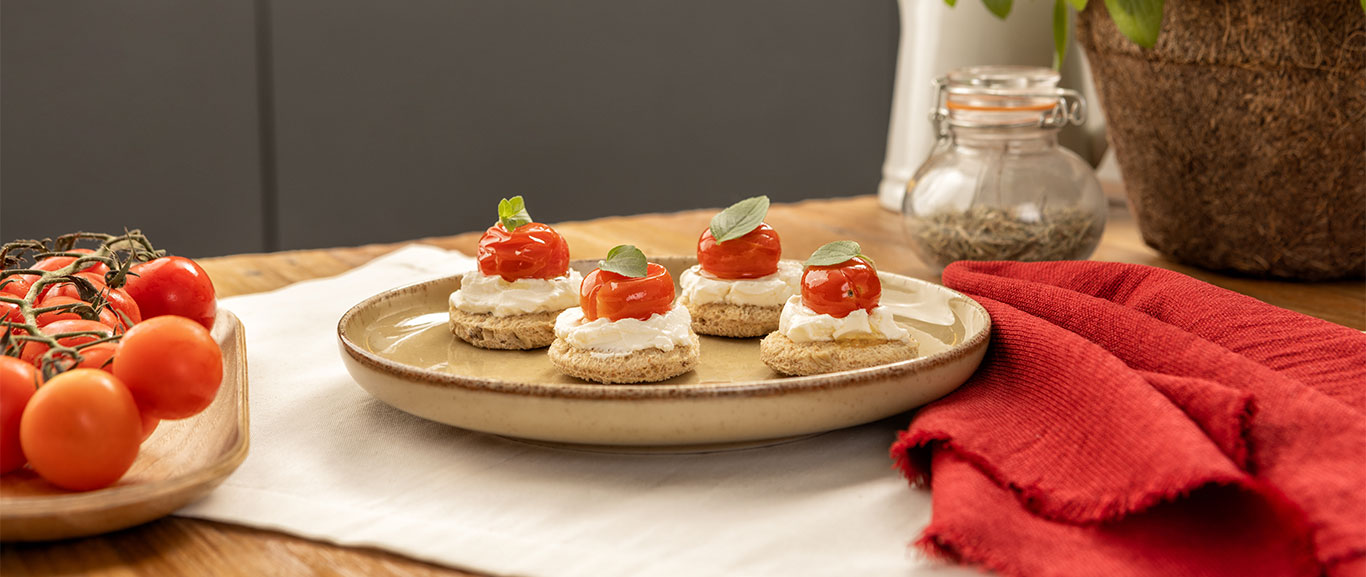 Canapé de ricota com tomate confit