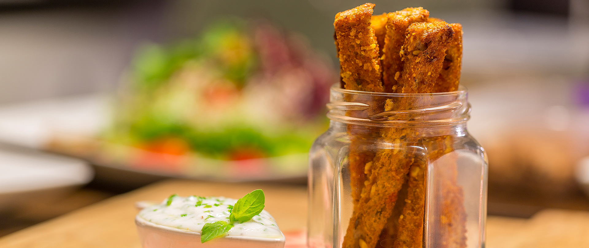 Sticks de parmesão e urucum com molho de iogurte