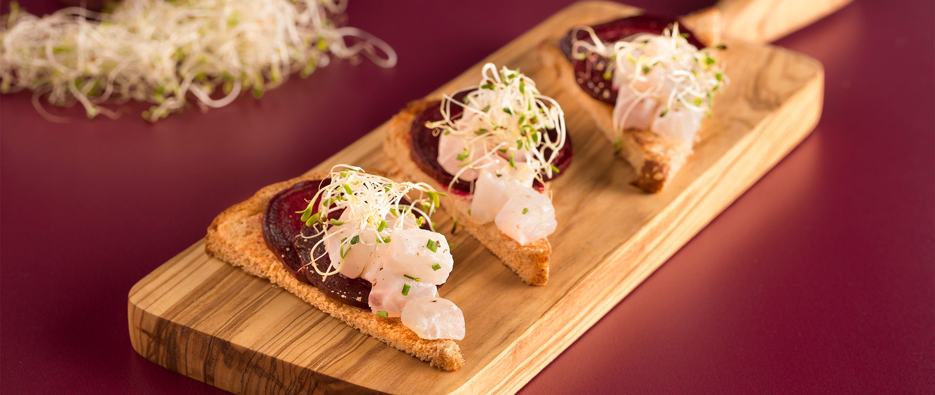 Crostini com carpaccio de beterraba e tartare de peixe branco