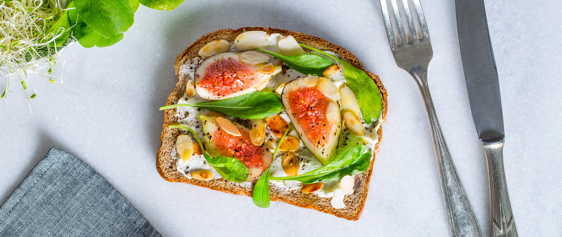 Bruschetta de figo caramelado, mini rúcula e amêndoas