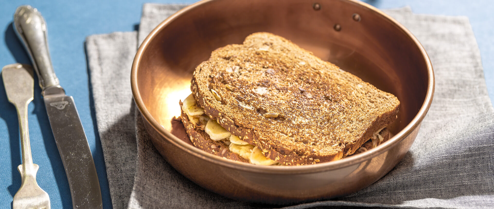 Panini de banana, canela e queijo 