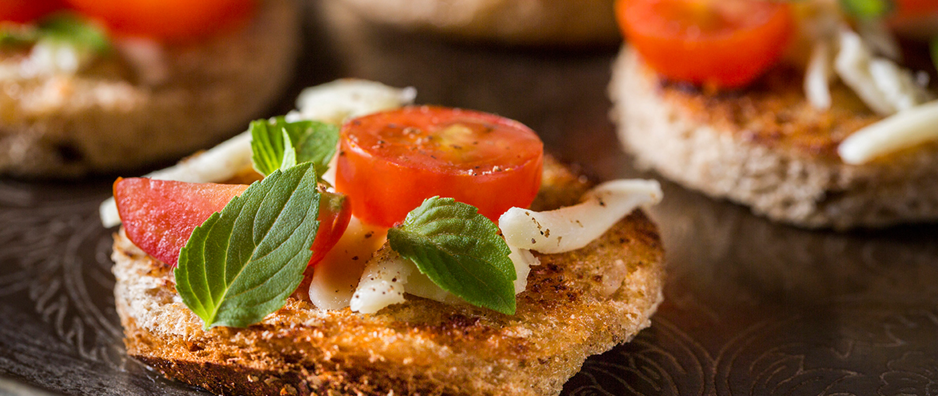 Pizzetes de tomates grelhados com manjericão