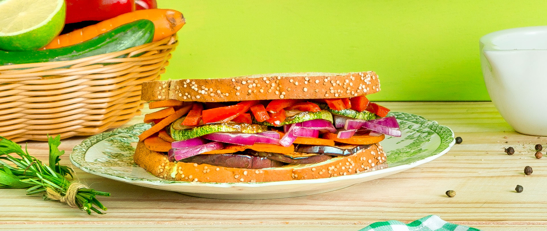 Sanduíche de legumes grelhados com molho de iogurte