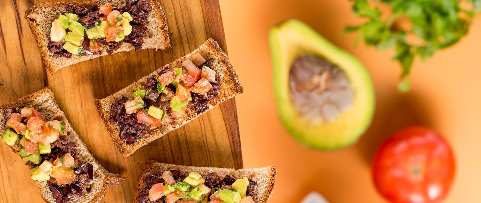 Barquetes com tapenade de azeitonas e salsa de tomates