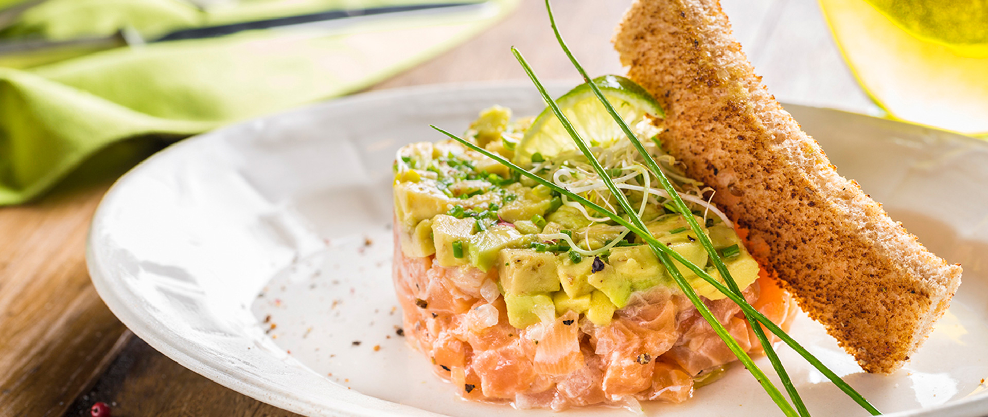 Tostada com tartar de salmão e abacate