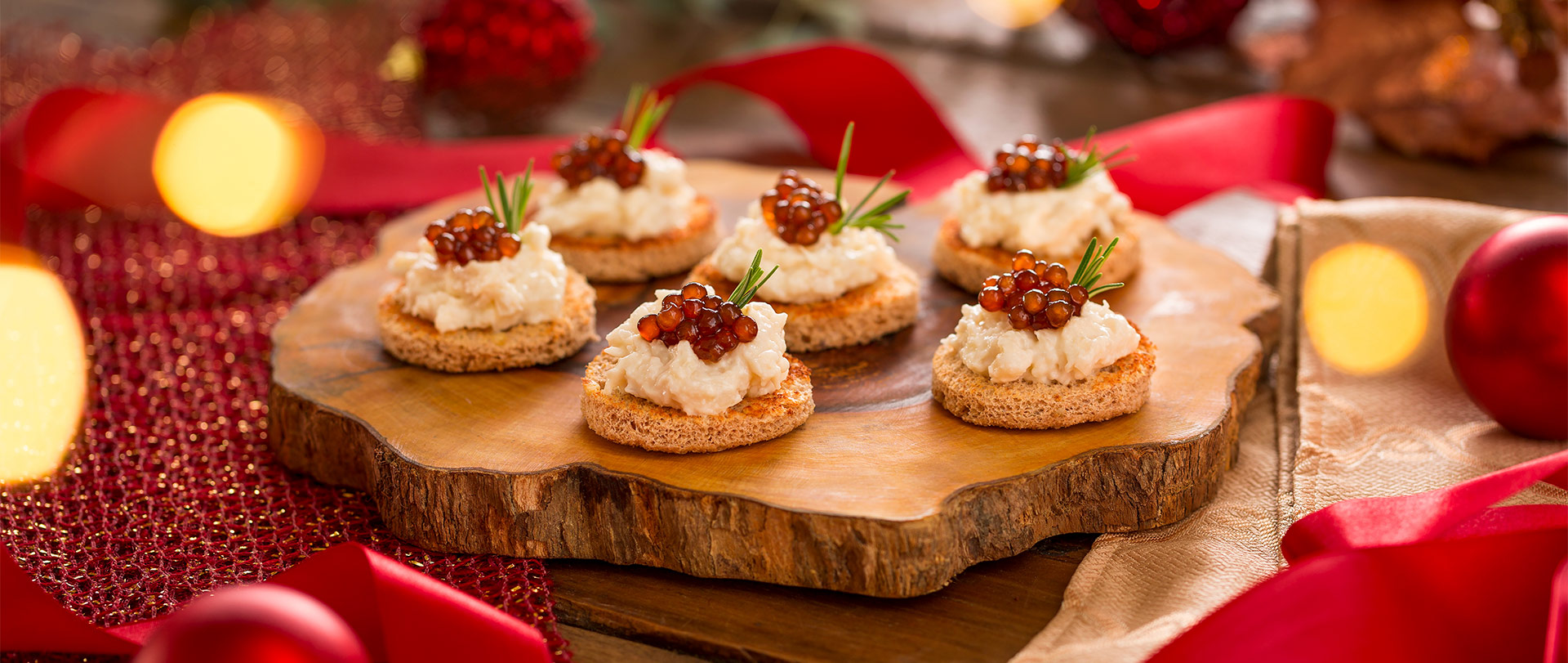 Canapés de palmito com caviar de tapioca