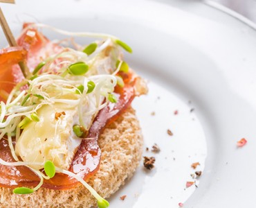 Tapas de parma, brie e brotos