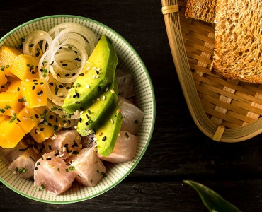 Poke bowl de peixe branco e torradinhas 