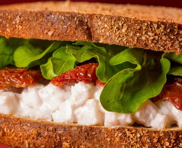 Sanduíche de palmito, rúcula e tomate seco