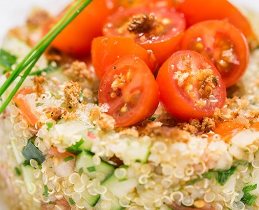 Tabule de quinoa com farofinha crocante