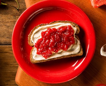 Toast com geleia de melancia e pimenta