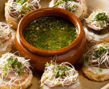 Beef Crostini com Pesto de ervas