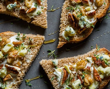 Tartine de gorgonzola, nozes e mel