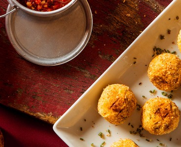 Bolinhos de bacalhau empanados no Pão com Pesto de pimentão