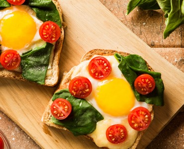 Pizza quadrada de espinafre ovo e tomate