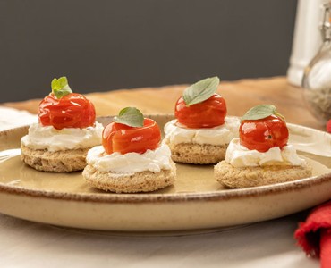 Canapé de ricota com tomate confit