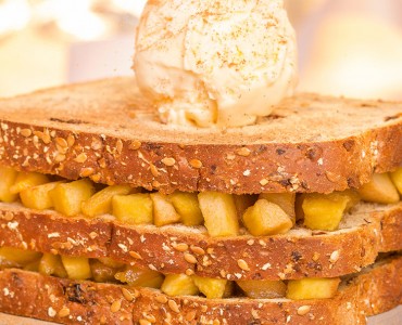 Torre de maçã caramelada e sorvete de creme 