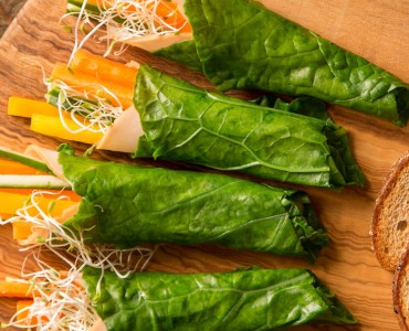 Wraps de couve, peru e vegetais com pão tostado e molho de salsa