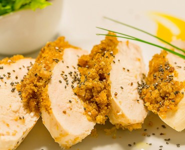 Filé de frango com crosta de mostarda e chia