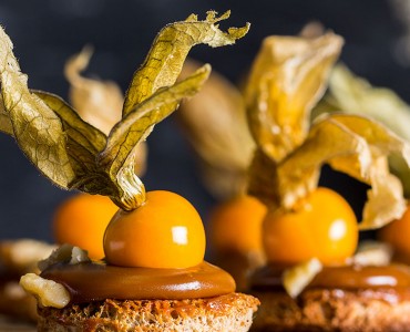 Mini tartine de doce de leite com physalis e nozes