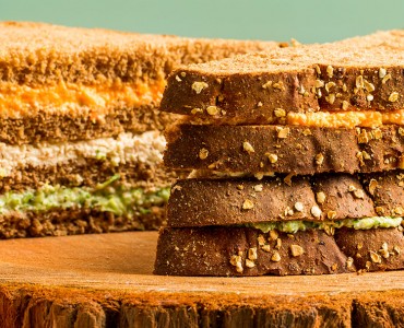 Sanduíche em camadas com frango, brócolis e cenoura