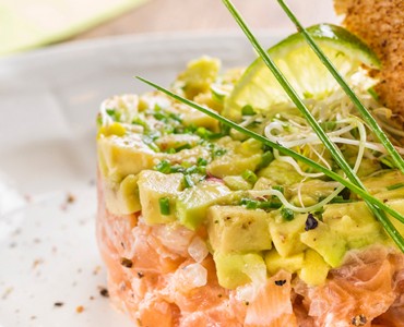 Tostada com tartar de salmão e abacate