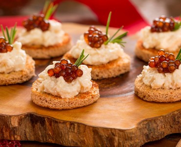 Canapés de palmito com caviar de tapioca