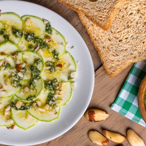 Carpaccio de Abobrinha com Pesto e Pão Crocante