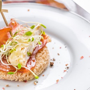 Tapas de parma, brie e brotos