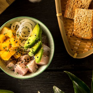 Poke bowl de peixe branco e torradinhas 