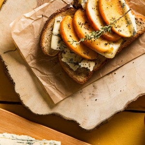 Bruschetta de maçã caramelada com gorgonzola