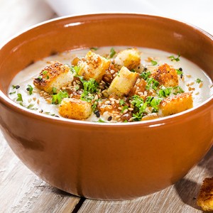 Sopa de couve flor, cebola caramelada e croutons