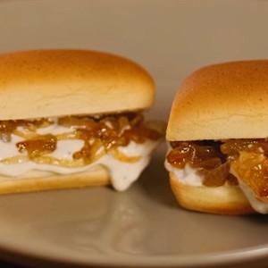 Nutrellinhas recheadas com creme gorgonzola e cebola caramelada