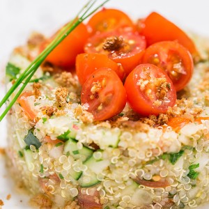 Tabule de quinoa com farofinha crocante