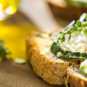 Tartine de abobrinha com tomate assado