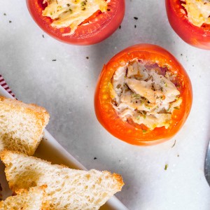 Tomate recheado com triângulos picantes