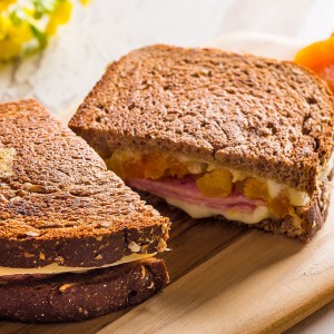 Tostex de queijo gruyere, lombo canadense e damasco