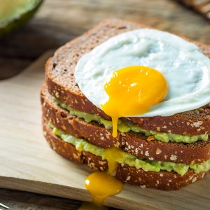 Guaca toast com ovo na chapa