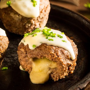 Muffin de carne com queijo cremoso temperado