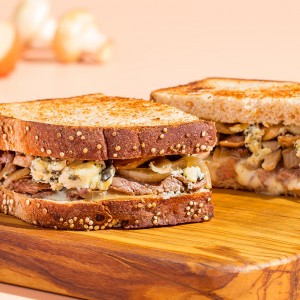 Panini de filé mignon, cogumelos e gorgonzola