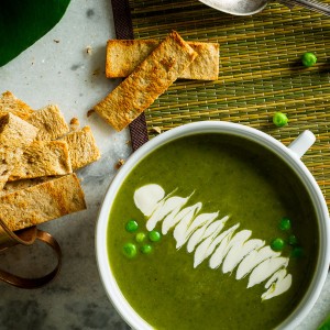 Sopa verde com chips de pão picante