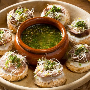 Beef Crostini com Pesto de ervas